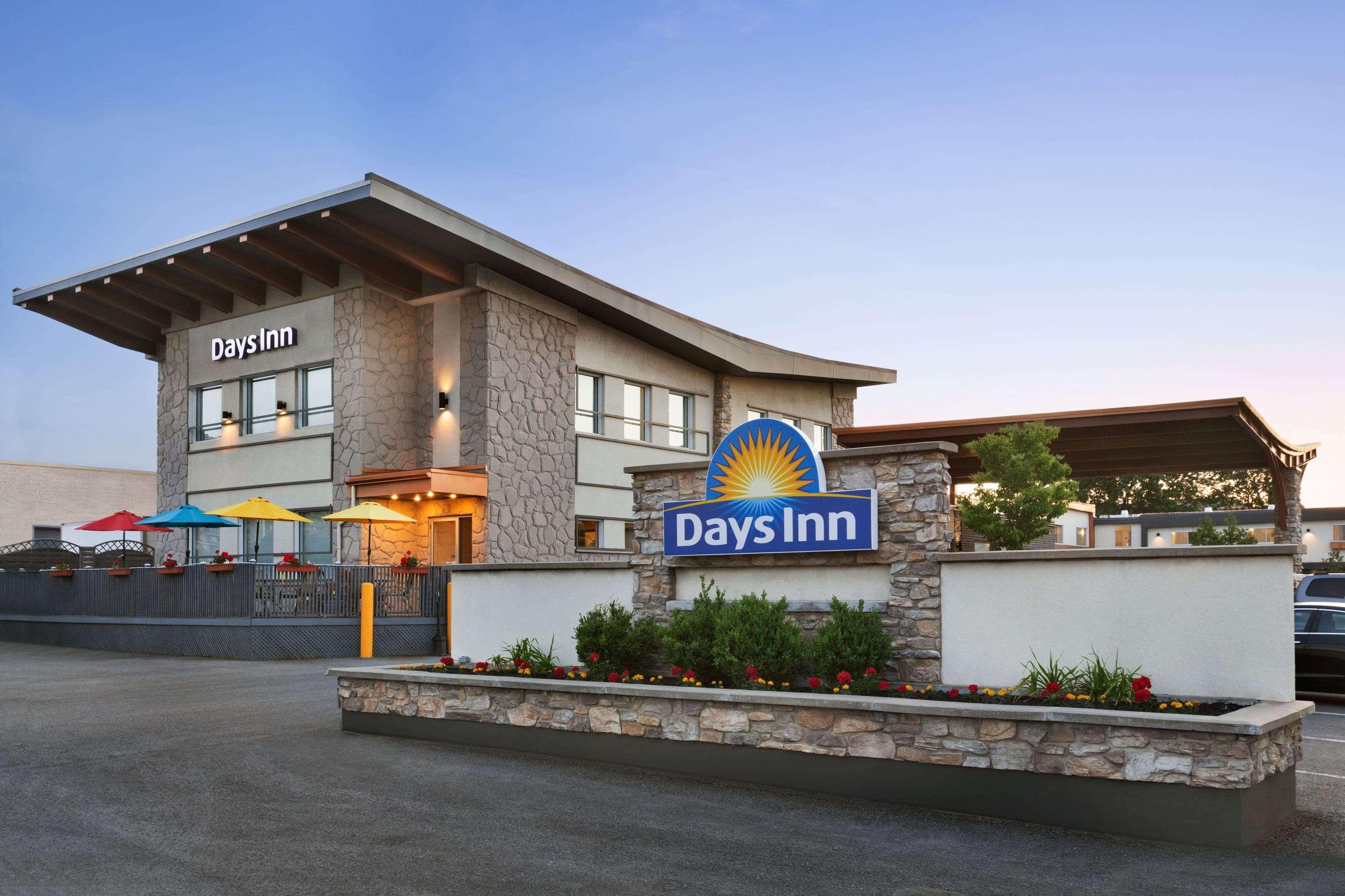 Days Inn By Wyndham Montreal East Zewnętrze zdjęcie